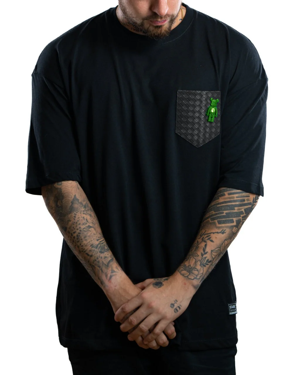 Oversize negra kaws bolsillo