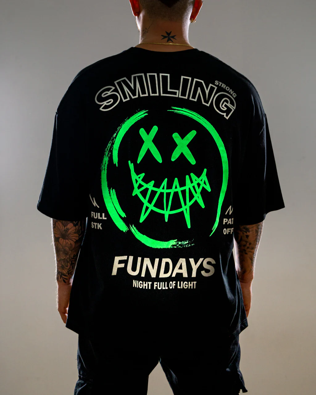 Oversize Negra Fundays Neón alto gramaje